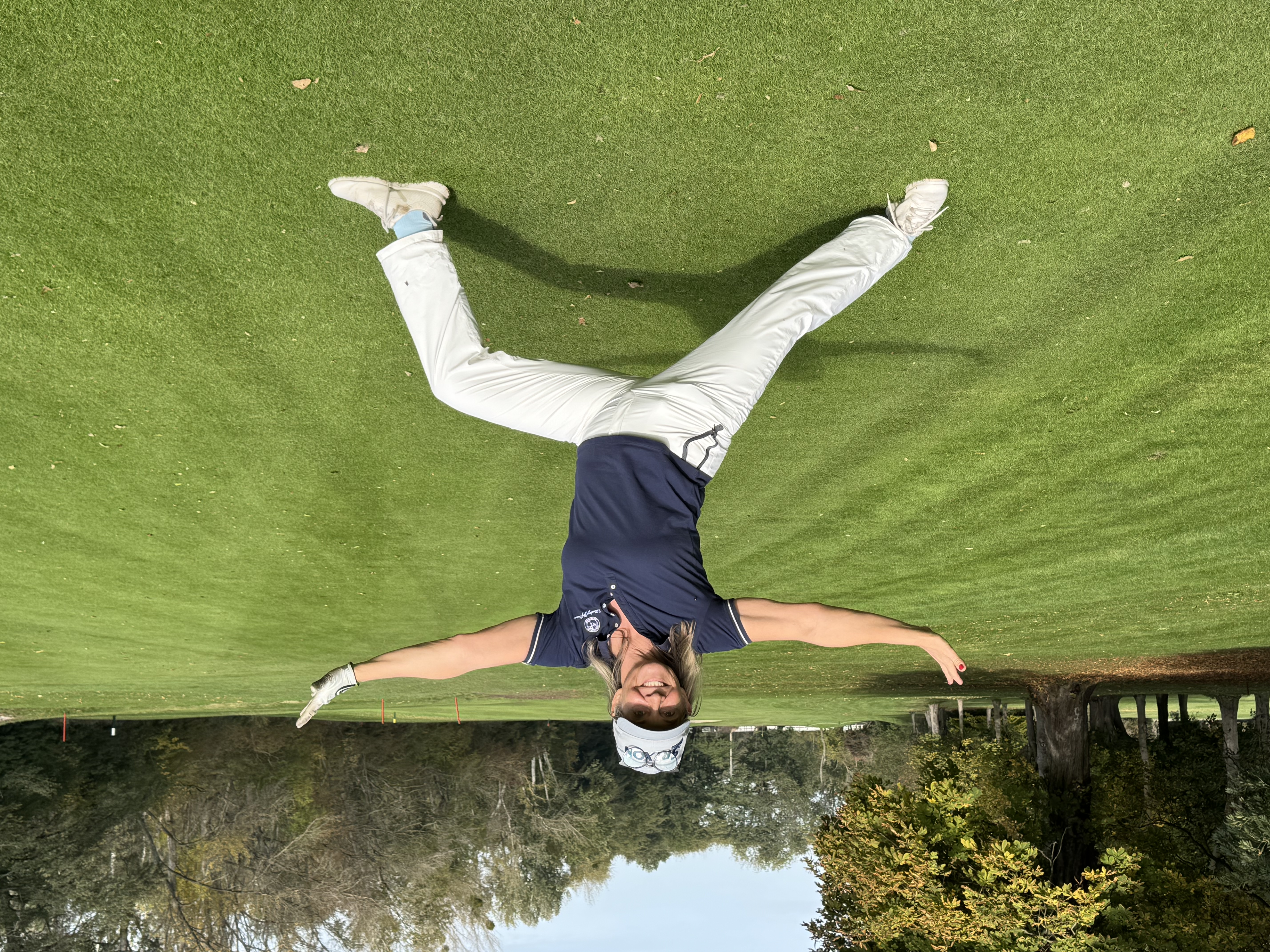 Yogalehrerin im knienden Ausfallschritt, die Hände hinter dem Rücken verschränkt